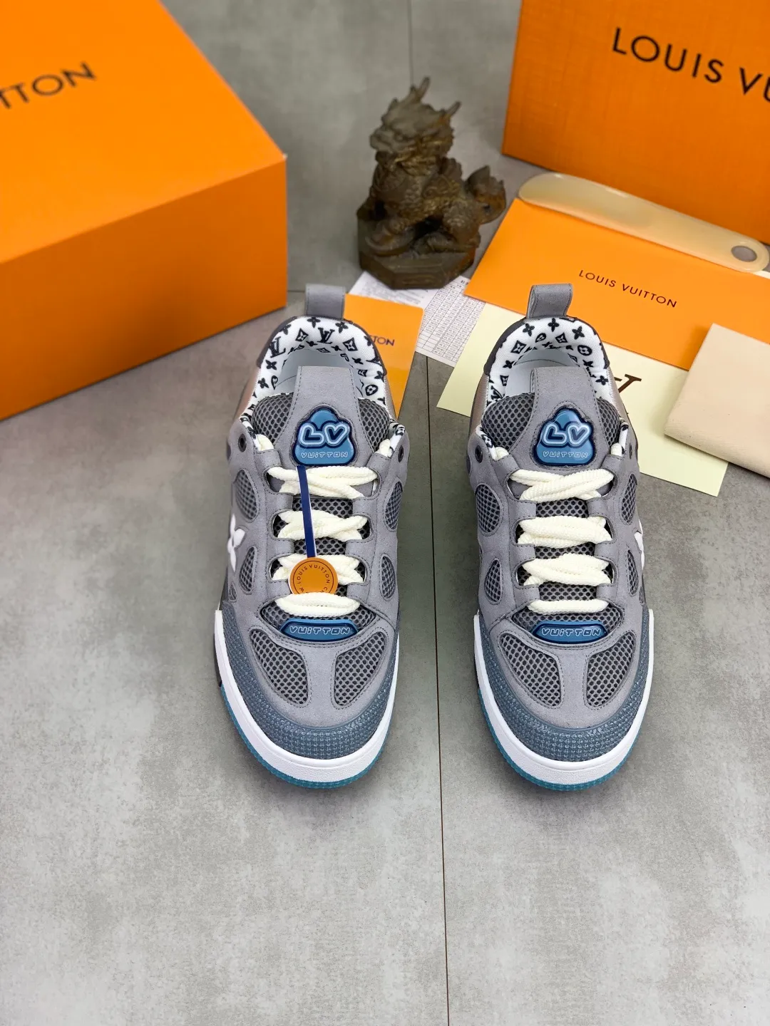 Men's Men's Shoes 💰P660 New The new LV TRAINER series of sneakers are on sale. This LV Trainer sneaker reinterprets Virgil Abloh's classics with nubuck and grained cow leather, and is decorated with Monogram flowers on the rubber outsole of the same color. A deformed Monogram flower occupies the sides, contrasting with the asymmetric Louis and Vuitton logos at the rear. The original version was designed by Virgil Abloh and was inspired by vintage basketball shoes. Featuring LV monograms on the tongue and upper, a scripted Louis Vuitton logo on the sides and a #54 logo on the rear, the rubber outsole features Monogram flowers and continues the comfort of an innovative gel outsole. Comes with original drawer box and complete packaging! Color: 3️⃣colors available